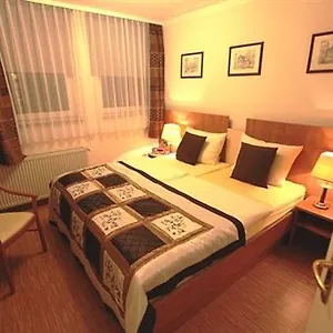 Carlton Mayfair 3*, Düsseldorf Germania